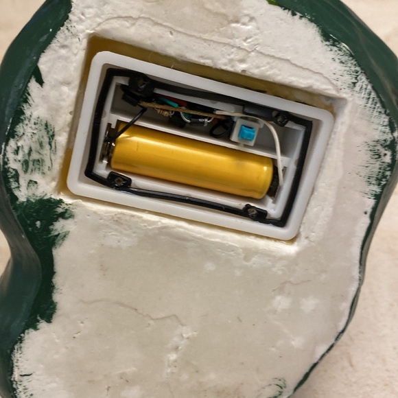 Solar Powered Frog Reader Garden Decor - Picture 11 of 13